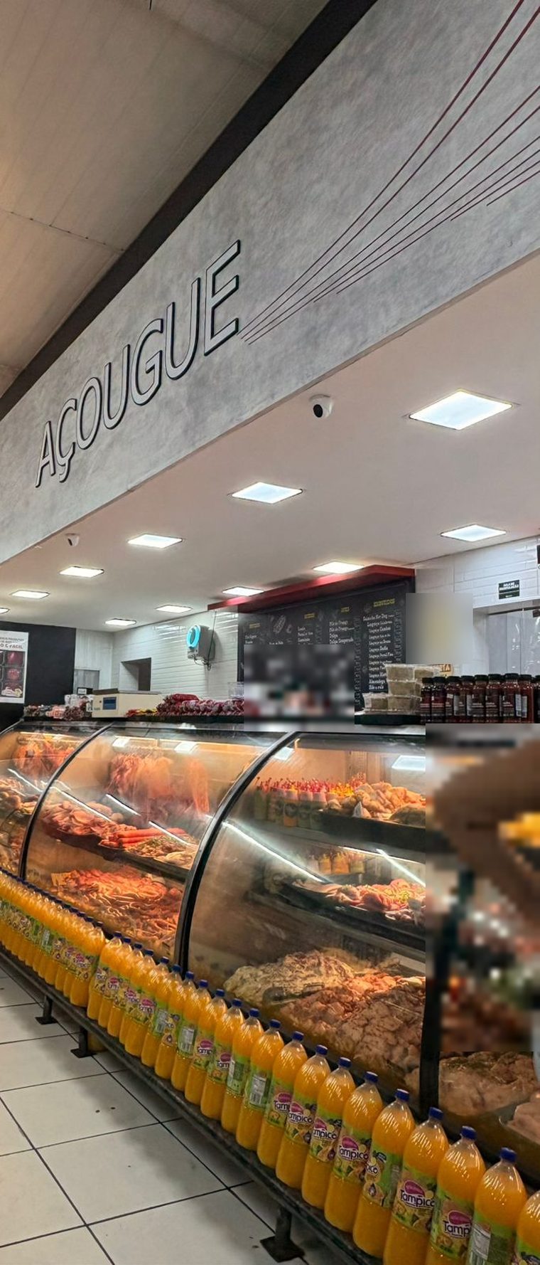 Açougue com balcão de carnes e frios