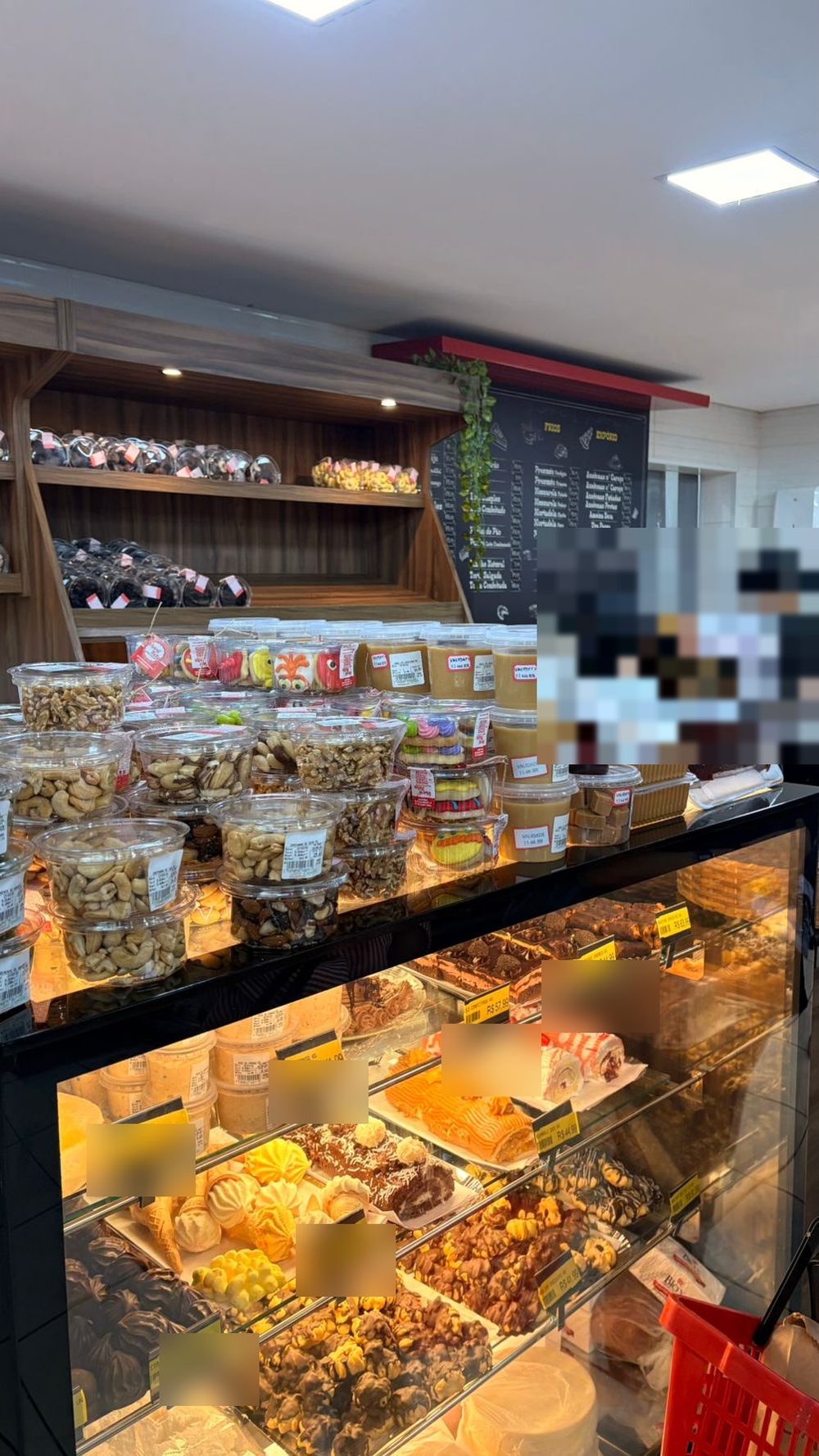 Padaria e confeitaria com doces e salgados